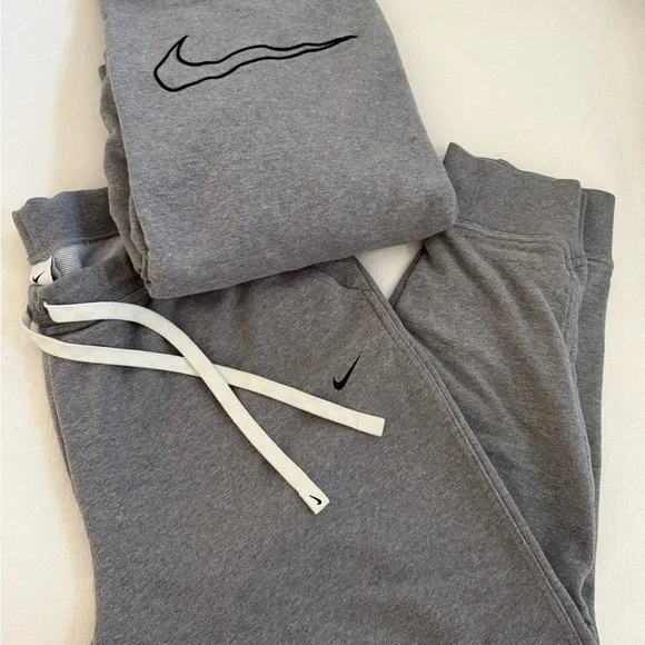 Nike crewneck and sweatpants - Picture 1 of 2